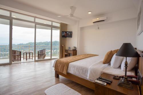 Postel nebo postele na pokoji v ubytování 360 Lake View Hotel