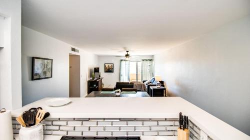 uma sala de estar com uma parede de tijolos brancos em Contemporary Condo in Hub of Old Town Scottsdale em Scottsdale