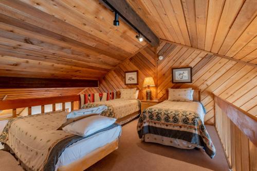 1 dormitorio con 3 camas en una cabaña de madera en Sunburst Condo 2749 On Golf Course with Mt Views and Elkhorn Amenities en Elkhorn Village