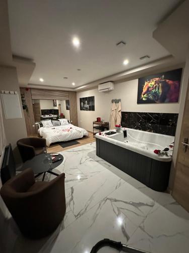 Ένα ή περισσότερα κρεβάτια σε δωμάτιο στο Jacuzzi & sauna Herrlisheim