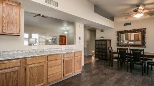 eine Küche mit einer großen Theke und einem Esszimmer in der Unterkunft Scottsdale Kierland 3 Bdrm with Sparkling Pool in Scottsdale