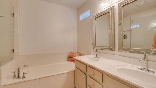Ένα μπάνιο στο Breathtaking Views and Htd Pool in Fountain Hills