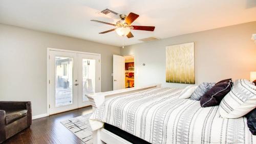 Schlafzimmer mit einem Bett und einem Deckenventilator in der Unterkunft Immaculate Home Near Old Town Scottsdale and ASU! in Scottsdale