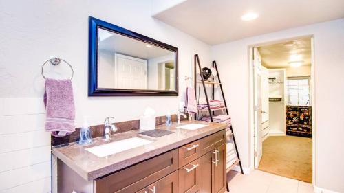 ein Badezimmer mit 2 Waschbecken und einem Spiegel in der Unterkunft Immaculate Home Near Old Town Scottsdale and ASU! in Scottsdale