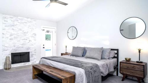 Beautiful 5-Bdrm Vacation Home WHeated Pool في سكوتسديل: غرفة نوم بيضاء مع سرير ومدفأة