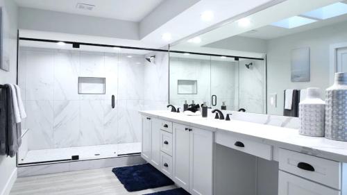 baño blanco con ducha y lavamanos en Beautiful 5-Bdrm Vacation Home WHeated Pool en Scottsdale