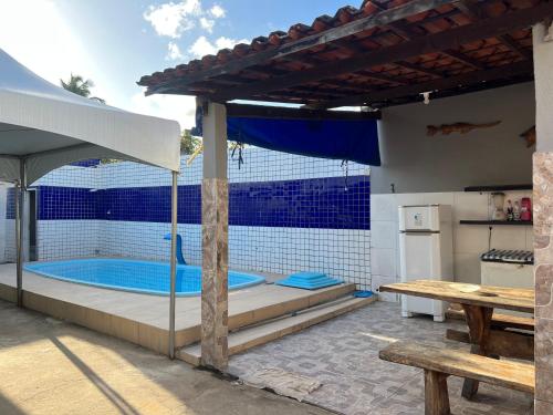 un patio con piscina y pabellón en Cantinho da paz, en Marechal Deodoro