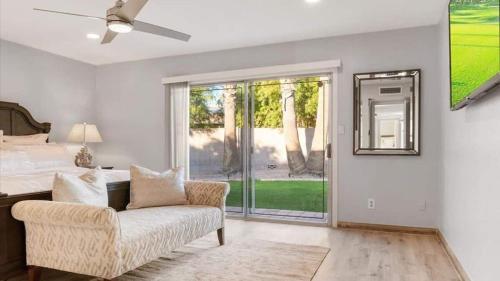 um quarto com uma cama, um sofá e uma janela em Stunning 3-Bdrm in Great location wPool em Scottsdale