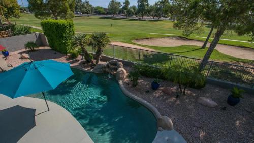 Bazén v ubytování Spectacular Golf Course Home with Pool and Views nebo v jeho okolí