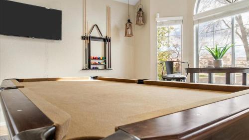 Ein Billardtisch in der Unterkunft Beautiful Glendale Home with Pool Spa Games