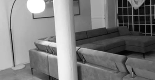 AlbionにあるEagles Nest Villa House AC TV WIFI Fan Luxury Modernのリビングルーム(ソファ、テーブル付)