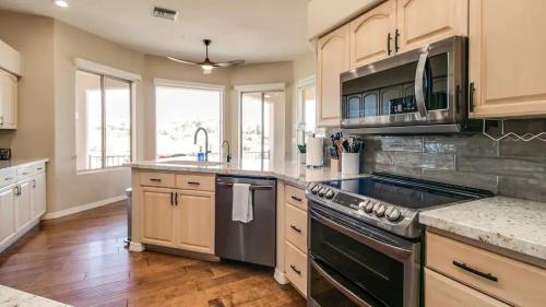 Dapur atau dapur kecil di Fabulous 4-Bdrm WBreathtaking Views & Pool