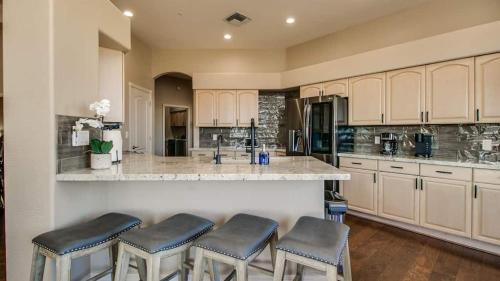 Dapur atau dapur kecil di Fabulous 4-Bdrm WBreathtaking Views & Pool