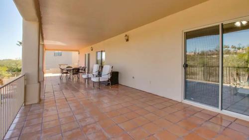 Balkoni atau teres di Fabulous 4-Bdrm WBreathtaking Views & Pool