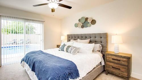Ένα ή περισσότερα κρεβάτια σε δωμάτιο στο Amazing Modern Remodel Near Old Town with HEATED Pool