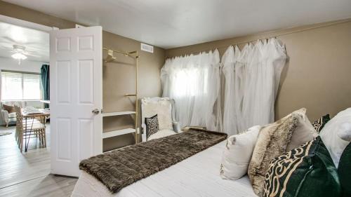 Ένα ή περισσότερα κρεβάτια σε δωμάτιο στο Designer Condo in Hip Zen Yard Midtown Phoenix