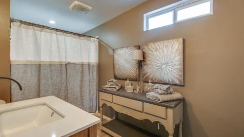 Ένα μπάνιο στο Designer Condo in Hip Zen Yard Midtown Phoenix