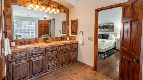 ein Badezimmer mit zwei Waschbecken und einem großen Spiegel in der Unterkunft Entertainers Dream in Scottsdale wPool and Games in Phoenix