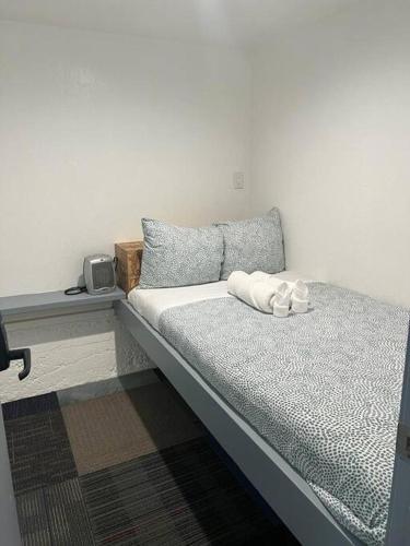 Budget Cozy Private Rooms Shared Bath in South SF for Solo Travelers