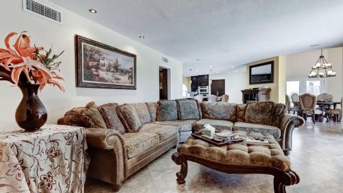 Χώρος καθιστικού στο Fountain Hills Gem with Pool and Great Views