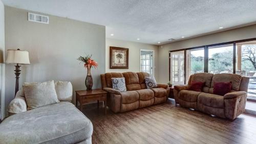 Χώρος καθιστικού στο Fountain Hills Gem with Pool and Great Views