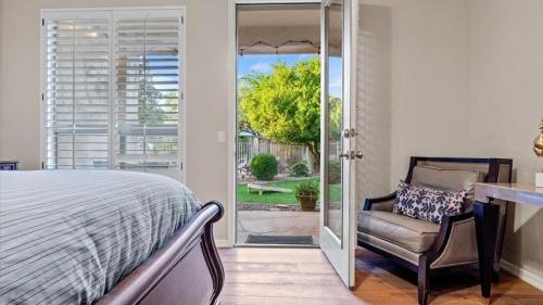 - une chambre avec un lit et une chaise dans l'établissement Massive North Scottsdale 6 bdrm w Oasis Backyard, à Phoenix