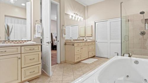 La grande salle de bains est pourvue d'une baignoire et d'une douche. dans l'établissement Massive North Scottsdale 6 bdrm w Oasis Backyard, à Phoenix