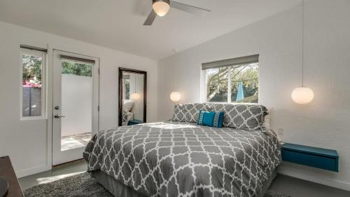 1 dormitorio con 1 cama y ventilador de techo en Vintage Charm w Modern Comforts Pool and Hot Tub en Phoenix
