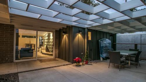 凤凰城Vintage Charm w Modern Comforts Pool and Hot Tub的一个带桌椅和天花板的庭院