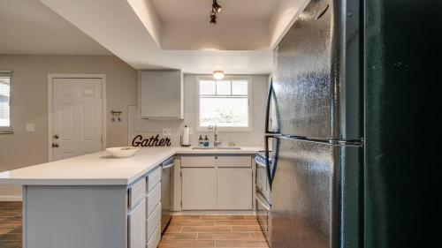 una cucina con frigorifero in acciaio inossidabile di Remodeled Tempe Home in Prime Location a Tempe