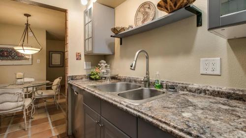 Η κουζίνα ή μικρή κουζίνα στο Charming 1-Bdrm Condo steps to Old Town Scottsdale