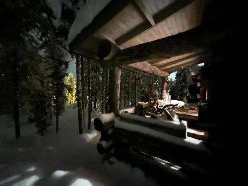 - une vue sur une maison dans la neige dans l'établissement Rauhallinen kelohuoneisto lähellä palveluita, Peacefull Log apartment at Ylläs, à Ylläsjärvi