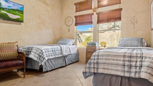 una camera con due letti e una finestra di New listing Charming 4 bedroom with Pool a Peoria
