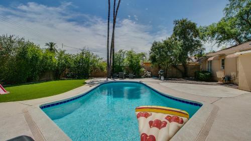 Πισίνα στο ή κοντά στο Mid-Century Melrose 3bdrm Vintage Vibe with Pool
