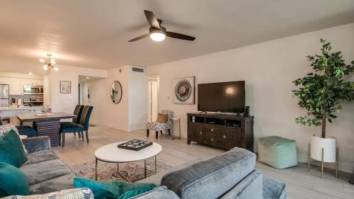 Televisyen dan/atau pusat hiburan di Hip and Comfy Condo in Hub of Old Town Scottsdale
