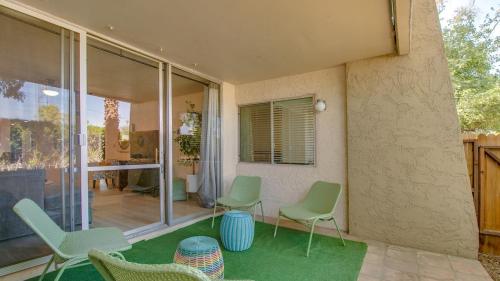 Kawasan patio atau luaran di Hip and Comfy Condo in Hub of Old Town Scottsdale