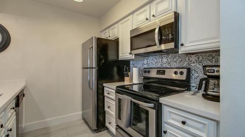 Dapur atau dapur kecil di Hip and Comfy Condo in Hub of Old Town Scottsdale