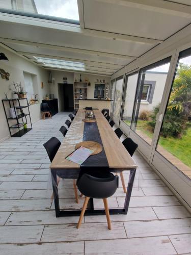 a large conference room with a long table and chairs at Villa Boubou 10 chambre in Troarn