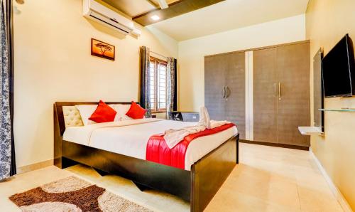 een slaapkamer met een groot bed en een douche bij royal stay in Madurai