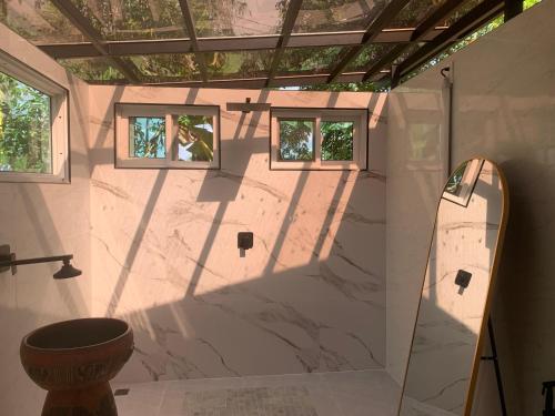een badkamer met een surfplank aan de muur bij Pajaree and Udo‘s Happy Homestay in Trang