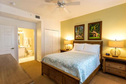 1 dormitorio con 1 cama y 2 mesitas de noche con lámparas en Positano Vacation Rental, en Lely Resort