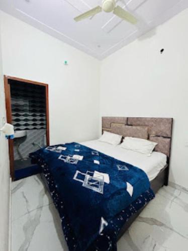 Giường trong phòng chung tại Hotel D9 Kurukshetra , Kurukshetra