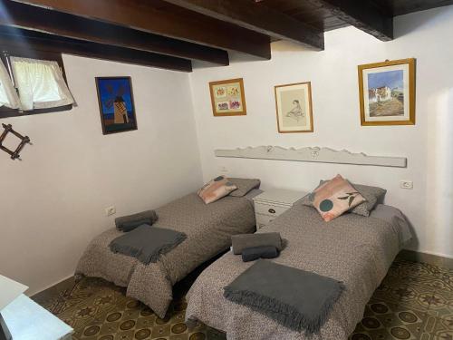 two twin beds in a room with at Rural House to take a Break, La Serreria 25 in Tacoronte