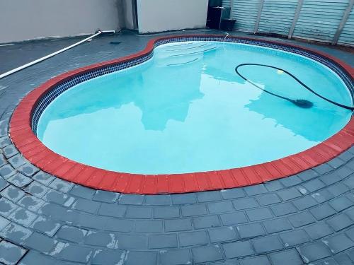 uma grande piscina com um passeio vermelho ao redor em Mudix Royal Palace Guest Lodge em Musina