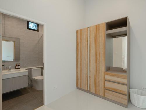 a bathroom with a toilet and a sink at Lyntara บ้านพูลวิลล่าหนองคาย in Nong Khai