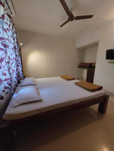 Ein Bett oder Betten in einem Zimmer der Unterkunft Konkan Villa Dream