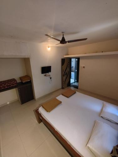 Ein Bett oder Betten in einem Zimmer der Unterkunft Konkan Villa Dream
