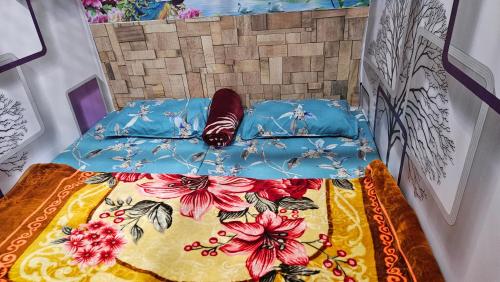 Vrindavan Nivas -Near Prem mandir bankey bihari في فريندافان: سرير في غرفة عليها مفرش