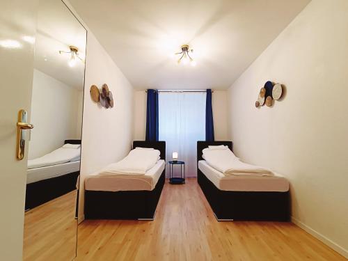 Camera piccola con 2 letti e uno specchio di central 3 Bedroom Apartment in Kreuzberg a Berlino