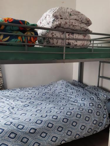 - un lit superposé avec un matelas sur une étagère verte dans l'établissement meublé saisonnier plage, à Dunkerque